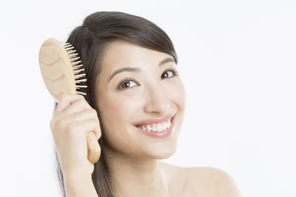 Mooi Japans Vrouw Borstelen Haar Haar Met Kam Witte Achtergrond — Stockfoto
