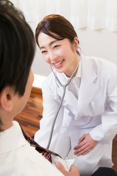 Médico Asiático Examinando Paciente Con Estetoscopio — Foto de Stock