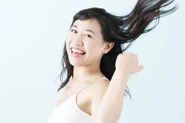 Junge Asiatische Frau Lächelt Studioaufnahme — Stockfoto
