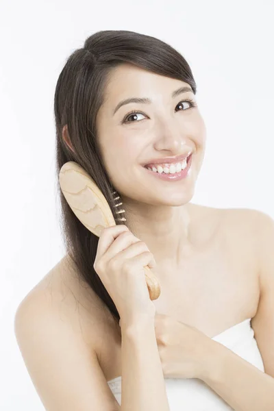 白い背景に髪をブラッシング美しい日本の女性 — ストック写真