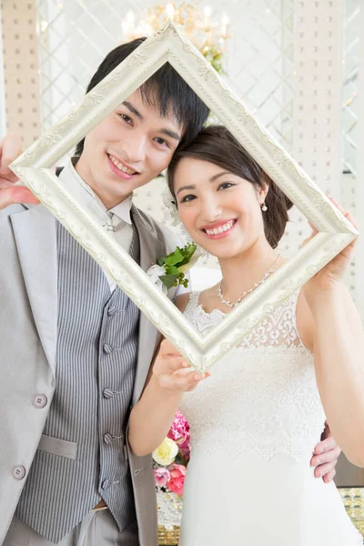 Πορτρέτο Του Όμορφου Νεαρού Γαμήλιου Ζευγαριού Χαμογελώντας Στην Κάμερα Μέσα — Φωτογραφία Αρχείου