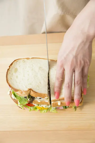 Abgeschnittene Ansicht Einer Frau Die Leckeres Sandwich Küchentisch Zubereitet — Stockfoto