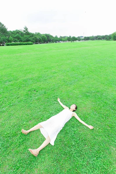 Skönhet Japansk Kvinna Vit Klänning Ligger Grönt Gräs Sommar Park — Stockfoto