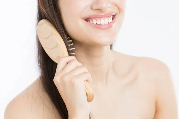 Wanita Jepang Cantik Menyikat Rambutnya Dengan Sisir Latar Belakang Putih — Stok Foto