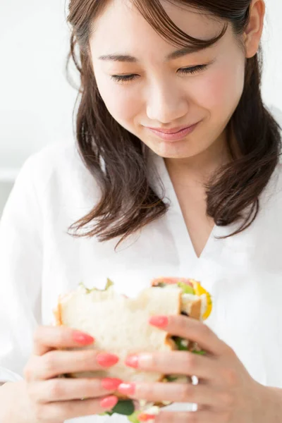 Jovem Mulher Asiática Comer Delicioso Sanduíche — Fotografia de Stock
