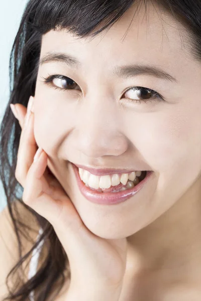 Молода Азіатська Жінка Стикається Посмішкою — стокове фото