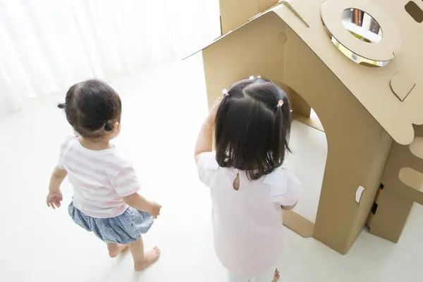 Bonito Ásia Pouco Meninas Jogar Com Brinquedo Casa Quarto — Fotografia de Stock