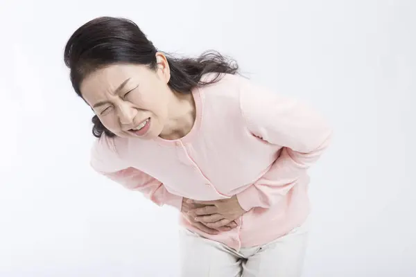 Senior Asiático Mujer Con Dolor Estómago Aislado Blanco Fondo —  Fotos de Stock
