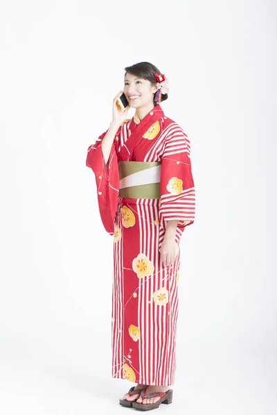 Tersenyum Wanita Asia Dalam Pakaian Tradisional Dengan Ponsel — Stok Foto