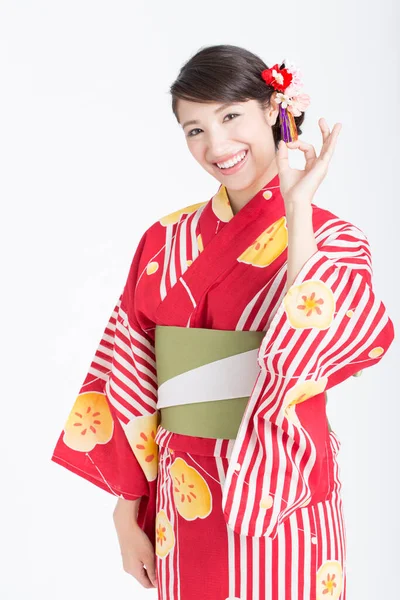 Mujer Vestida Con Kimono Mirando Cámara Mostrando Signo —  Fotos de Stock