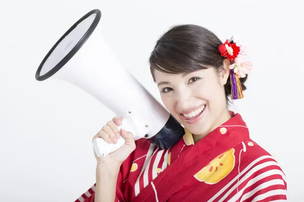 Retrato Bela Jovem Mulher Com Tradicional Kimono Japonês Segurando Megafone — Fotografia de Stock