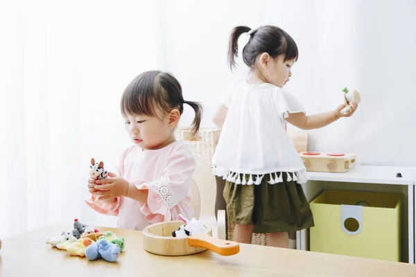 Gros Plan Jolies Filles Japonaises Jouant Avec Des Jouets Intérieur — Photo