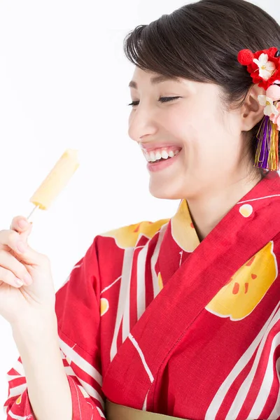 Retrato Bela Jovem Com Tradicional Quimono Japonês Comer Sorvete — Fotografia de Stock