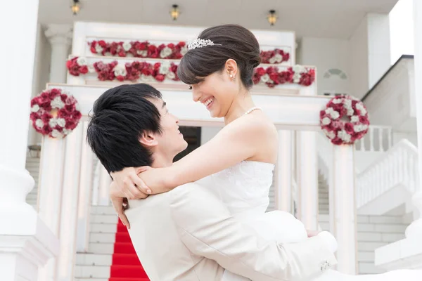 Porträt Der Schönen Glücklichen Jungen Asiatischen Hochzeitspaar Umarmen — Stockfoto