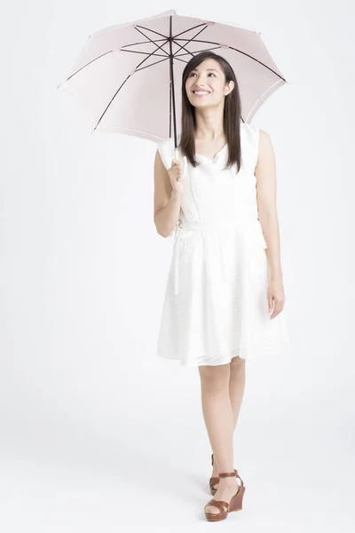 Vacker Asiatisk Kvinna Håller Ett Paraply Isolerad Vit Bakgrund — Stockfoto
