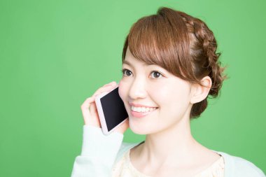 Asyalı kadın smartphone üzerinde söz