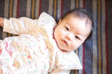 yatakta yatarken şirin Asya bebek