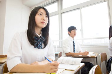 Öğrenciler ders sırasında dikkatle dinliyorlar.