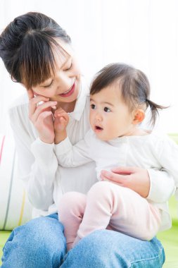 küçük kızını tutan genç anne