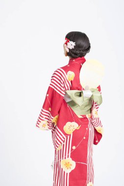 Geleneksel Japon kimonosu giymiş güzel bir genç kadının portresi.