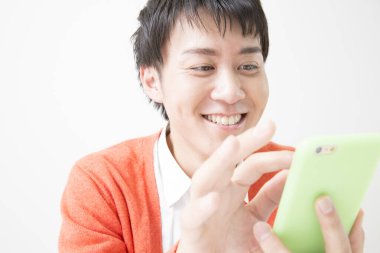 Japon adam beyaz arka planda cep telefonu kullanıyor