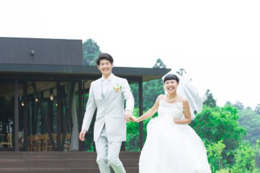 Parkta poz veren Asyalı gelin ve damat 