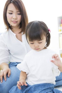 Asyalı anne ve kızı odada. 