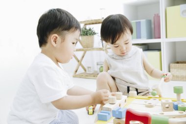 Odada oynayan iki tatlı Japon çocuk.