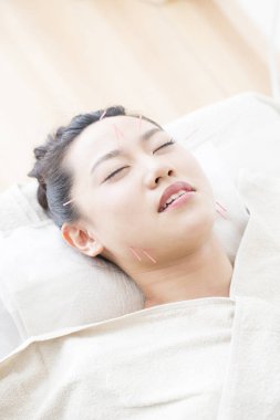 Güzel Japon Kadın Güzellik Merkezi 'nde Akupunktur Muayenesi Yapıyor