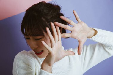 Güzel Asyalı bir kadının portresi. Kendini koruyor. 