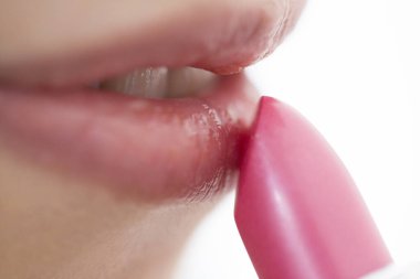 Dudak parlatıcısı süren kadın