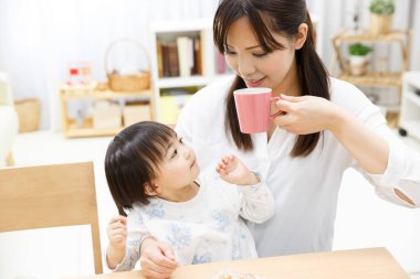 Anne ve kızı having kahvaltı