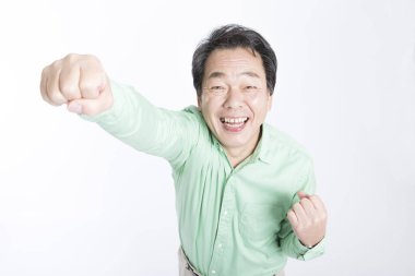 Beyaz arka planda yumruklarını gösteren Asyalı adam.