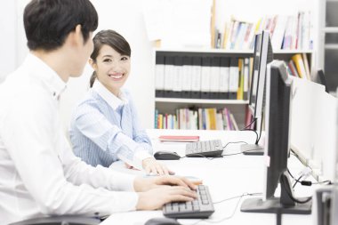 Onun meslektaşları ile çalışan iş adamı