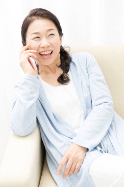 Cep telefonuyla konuşan bir kadın.