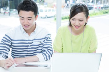 Ofiste toplanan Asyalı genç iş adamları