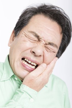 Diş ağrısı olan Asyalı bir adamın portresi. 