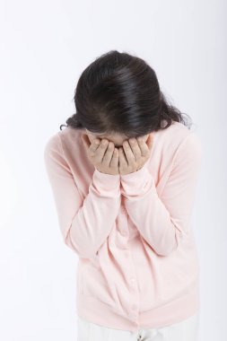 Asyalı son sınıf öğrencisi ağlıyor ve bunalımda.