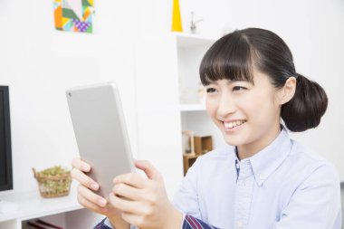 Akıllı telefon kullanan Asyalı kadın.