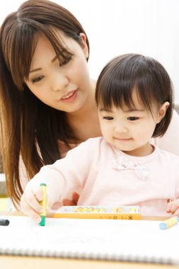 Güzel Asyalı anne ve kızı bir araya geliyorlar.