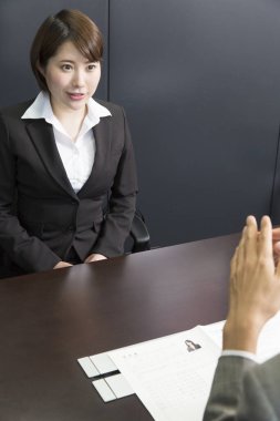 İş kadını ofiste iş görüşmesi yapıyor.