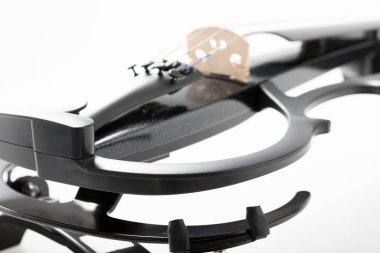 Beyaz arkaplandaki kemanın ayrıntılı görünümünü kapat