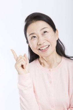 Parmakları havada Asyalı son sınıf öğrencisi bir kadın.