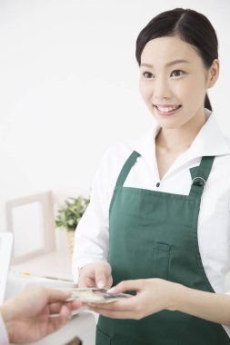 Japon Yen 'i, kadın satıcı para alıyor. 