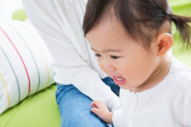 Küçük Asyalı kız ağlıyor.