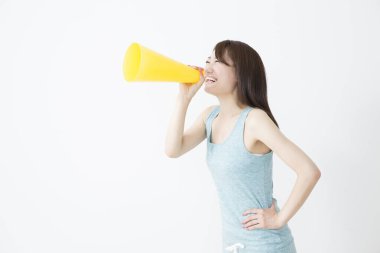 Beyaz arka plan üzerinde megafon kadınla