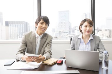 İş ekibi ofiste toplanıyor.