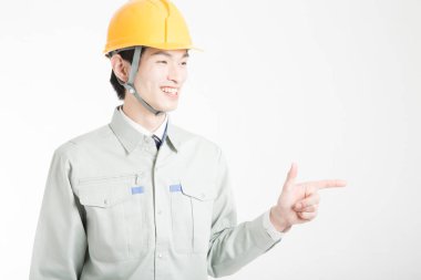 Beyaz arkaplanı gösteren Asyalı erkek mühendisin stüdyo portresi