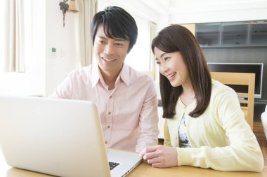 Bilgisayarda çalışan genç kadın ve adam.