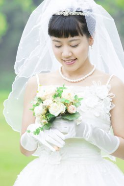 Bir buket beyaz çiçekli güzel Japon gelin